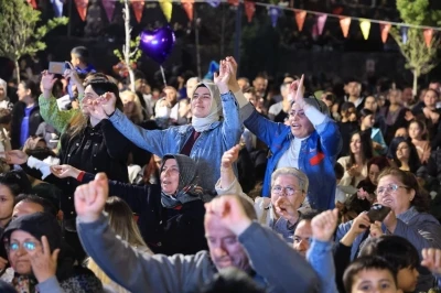 &Ccedil;i&ccedil;ek Festivali&rsquo;nin son g&uuml;n&uuml;nde d&uuml;zenlenen konserde vatandaşlar doyasıya eğlendi

