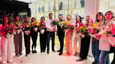 &Ccedil;i&ccedil;ekler kadınların elinde sanat eserine d&ouml;n&uuml;şt&uuml;
