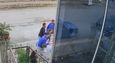 Çiçeklere çamaşır suyu dökme kavgası güvenlik kamerasına yansıdı
