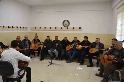 &Ccedil;ift&ccedil;iler m&uuml;zik kursunda gitar ve bağlama &ouml;ğreniyor
