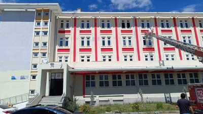 Çiftlik Anadolu İmam Hatip Lisesi’nde örnek davranış: Okul Müdür Yardımcısı binayı kendi boyadı
