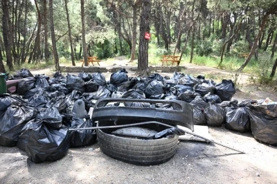 &Ccedil;iftlik Park Mesire Alanı&rsquo;nda &ccedil;evre i&ccedil;in el ele verildi
