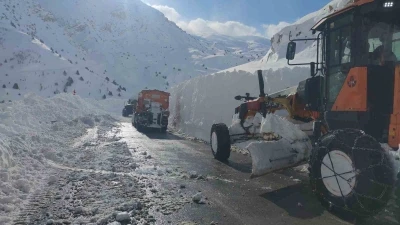 &Ccedil;ığ b&ouml;lgesinde &ccedil;alışan greyder şarampole yuvarlandı: Operat&ouml;r hafif yaralandı
