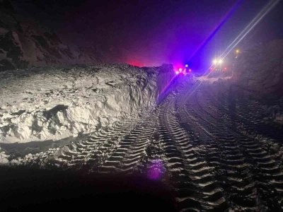 &Ccedil;ığın d&uuml;şt&uuml;ğ&uuml; Erzincan-Sivas kara yolu ulaşıma a&ccedil;ıldı
