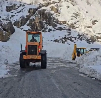 &Ccedil;ığın d&uuml;şt&uuml;ğ&uuml; Şırnak-Hakkari yolu ulaşıma a&ccedil;ıldı