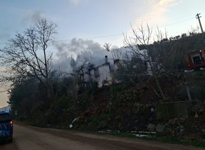 &Ccedil;ıkan yangında ev k&uuml;le d&ouml;nd&uuml;
