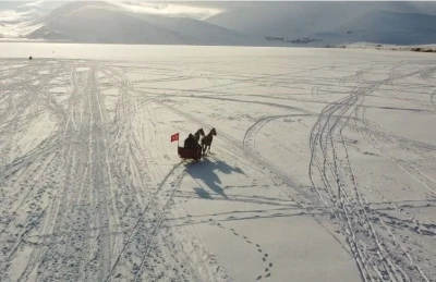&Ccedil;ıldır G&ouml;l&uuml;&rsquo;nde atlı kızak heyecanı başladı

