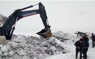 &Ccedil;ıldır G&ouml;l&uuml;&rsquo;ne g&ouml;m&uuml;len iş makinası &ccedil;ıkarıldı
