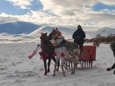 &Ccedil;ıldır G&ouml;l&uuml; &uuml;zerinde atlı gezi ve halay keyfi
