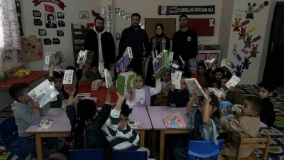Cilo Dağı eteklerindeki okula zeka oyunu seti ile kırtasiye malzemesi hediye edildi
