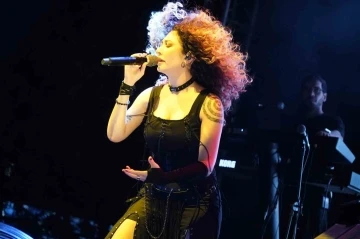 &Ccedil;im Konserleri&rsquo;nde Sena Şener r&uuml;zgarı
