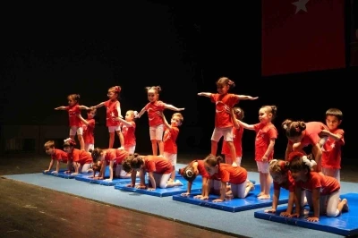 Cimnastik kursu &ouml;ğrencileri h&uuml;nerlerini sergiledi
