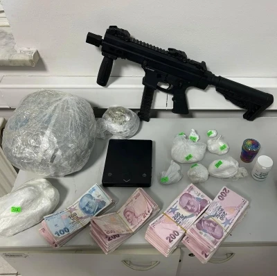 Cinayet zanlısı, hobi bah&ccedil;esinde otomatik silah ve uyuşturucuyla yakalandı
