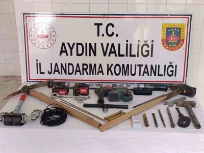 &Ccedil;ine&rsquo;de ka&ccedil;ak kazıya jandarmadan su&ccedil;&uuml;st&uuml; operasyonu: 3 g&ouml;zaltı
