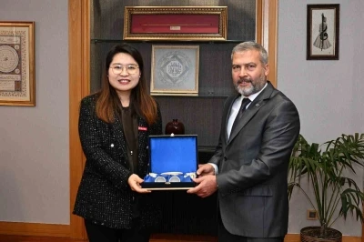 &Ccedil;inli heyet Anadolu &Uuml;niversitesi Rekt&ouml;r&uuml; Adıg&uuml;zel ile buluştu
