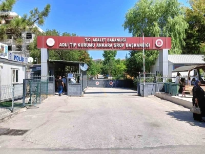 Cinnet getiren koca boşanma aşamasındaki eşini bıçaklayarak öldürdükten sonra intihar etti
