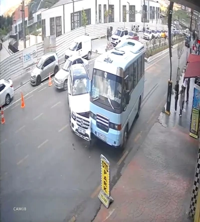 Cip ile yolcu minib&uuml;s&uuml;n&uuml;n &ccedil;arpıştığı anlar kamerada
