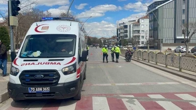 Cipe arkadan &ccedil;arpan motosikletli gen&ccedil; yaralandı
