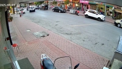 Cipe çarpan motosikletli metrelerce havaya savruldu: Kaza anı kamerada
