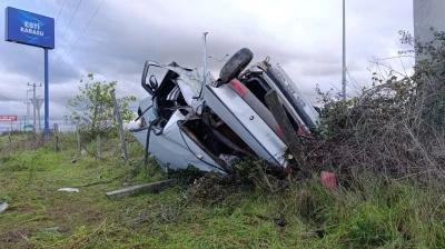 Ciple çarpışan otomobil hurdaya döndü: 1’i ağır 2 yaralı
