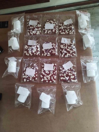 Cips paketinden uyuşturucu çıktı, silahlar ele geçirildi
