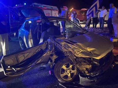 Civciv taşıyan tıra otomobil çarptı; 6 yaralı
