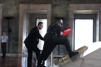 &Ccedil;ivril heyeti Anıtkabir&rsquo;de Ata&rsquo;nın huzurunda
