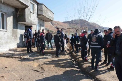 Cizre&rsquo;de facianın eşiğinden d&ouml;n&uuml;ld&uuml;: Dev kayalar evi yerle bir etti