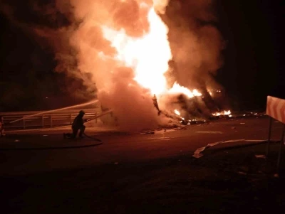 Cizre’de freni boşalan kamyon bariyerlere çarpıp devrildi, sürücü yanarak hayatını kaybetti
