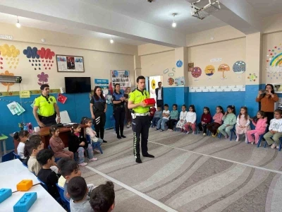 Cizre&rsquo;de geleceğin s&uuml;r&uuml;c&uuml;leri kuralları polis amcalarından &ouml;ğrendi
