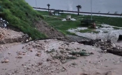 Cizre&rsquo;de heyelan yolu kapattı, &ccedil;ok sayıda ara&ccedil; ve vatandaş mahsur kaldı

