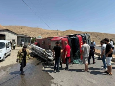 Cizre’de itfaiye aracının devrilip sürüklendiği kaza güvenlik kamerasına yansıdı