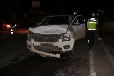 Cizre&rsquo;de kamyonet otomobile arkadan &ccedil;arptı: 2 yaralı
