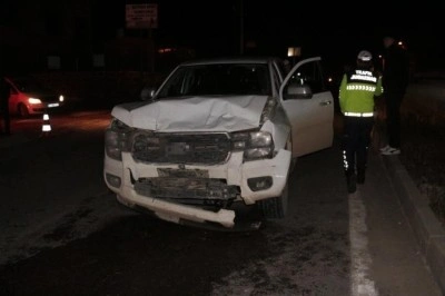 Cizre&rsquo;de kamyonet otomobile arkadan &ccedil;arptı: 2 yaralı