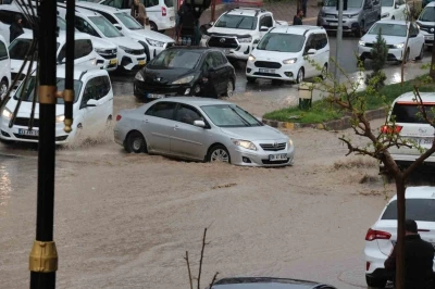 Cizre&rsquo;de sağanak yağış cadde ve sokakları g&ouml;le &ccedil;evirdi

