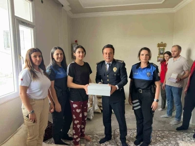 Cizre İlçe Emniyet Müdürü Elmalı, kız çocuklarına ayakkabı hediye etti

