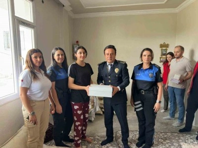 Cizre İlçe Emniyet Müdürü Elmalı, kız çocuklarına ayakkabı hediye etti