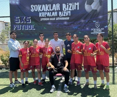 Cizreli kadınlar "5x5 Sokaklar Bizim" futbol turnuvasında b&ouml;lge şampiyonu oldu

