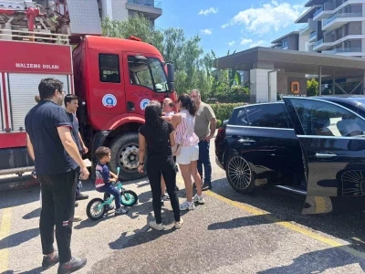 &Ccedil;ocuğu ara&ccedil; i&ccedil;erisinde kilitli kaldı, g&ouml;zyaşlarına boğulan kadının yardımına itfaiye ekipleri yetişti
