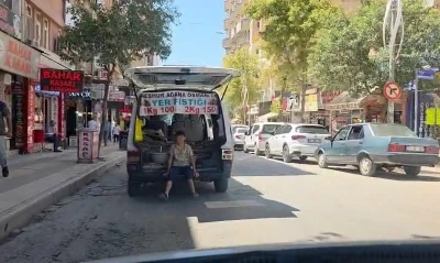 Çocuğun araç arkasındaki tehlikeli yolculuğu kamerada
