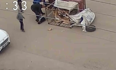 &Ccedil;ocuğun kullandığı elektrikli motosiklet yola devrildi, o anlar kamerada
