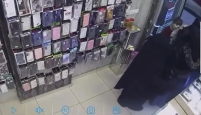 &Ccedil;ocuğunu ameliyat ettirmek i&ccedil;in bozdurmaya &ccedil;alıştığı altınlar &ccedil;alındı, imdadına polis yetişti
