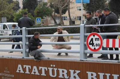 &Ccedil;ocuğunu g&ouml;rmek i&ccedil;in alt ge&ccedil;idin &uuml;st&uuml;ne &ccedil;ıkan şahıs ikna edildi
