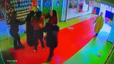 &Ccedil;ocuğunu m&uuml;d&uuml;re şikayet eden veliye b&ouml;yle saldırdı
