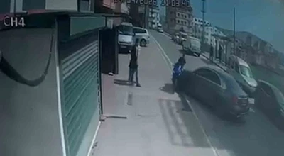 &Ccedil;ocuğunu tehdit ettiğini iddia ettiği motosikletliye otomobiliyle b&ouml;yle &ccedil;arptı
