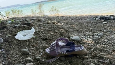 &Ccedil;ocuğunun terliğini almak i&ccedil;in suya girdi, boğulup hayatını kaybetti

