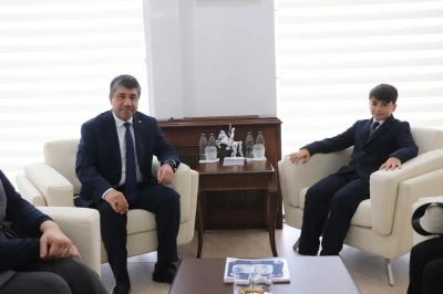 &Ccedil;ocuk başkanın ilk talebi, &lsquo;Daha &ccedil;ok k&uuml;t&uuml;phane yapılsın&rsquo; oldu
