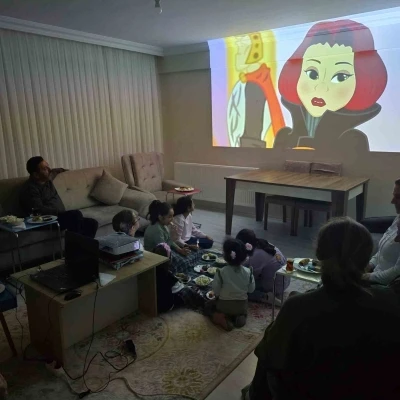 &Ccedil;ocuk evlerinde kalan &ccedil;ocuklara &ccedil;izgi film s&uuml;rprizi
