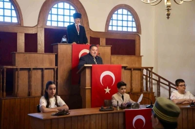 &Ccedil;ocuk meclisinden tarihi atmosferde 23 Nisan &ouml;zel oturumu
