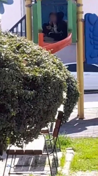 &Ccedil;ocuk parkı i&ccedil;inde sigara i&ccedil;en &ccedil;ocuklar kamerada
